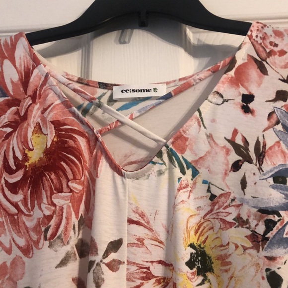 Ee:some - MEDIUM - 96% Polyester - Floral Top - Picture 4 of 4